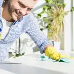 Pole vaja noaga kraapida: 5 võimalust plastikakendelt teibijälgede hõlpsaks eemaldamiseks